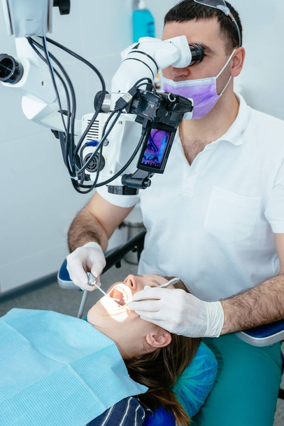 Doctor dentist uses a microscope - Fotografie, Obrázek