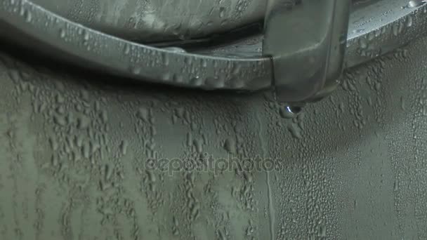 Condensaat druppels op een metalen tank close-up. Staal, glanzend en moderne pijpleiding is bedekt met druppels van condensaat. Koelsysteem van het interieur van een moderne fabriek. - Video