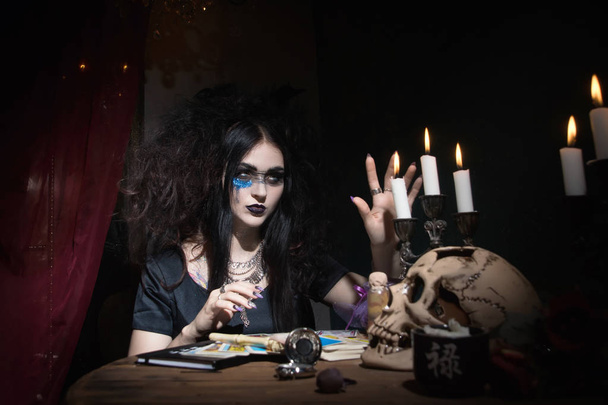 Bruxa malvada em um quarto escuro
 - Foto, Imagem