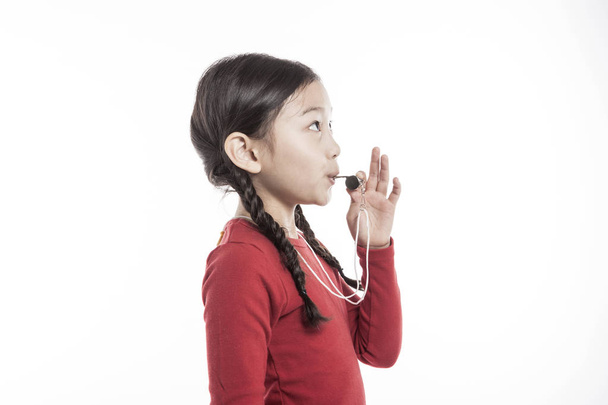 Муніципалітет (Корейська, японська, китайська) Азіатки (kid студент дитини, жінка, самки) носити червоні сорочки утримуйте заліза свисток для спорт гонки, працює, ізольована білий. - Фото, зображення