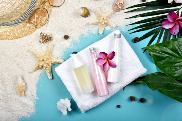 Protección facial del cuidado de la piel del verano, protección solar con el envase de la botella de los cosméticos de la etiqueta en blanco para la maqueta de la marca
. - Foto, imagen