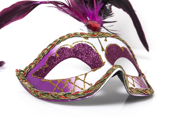 фіолетова венеціанська маска з пером ізольована на білому тлі
 - Фото, зображення