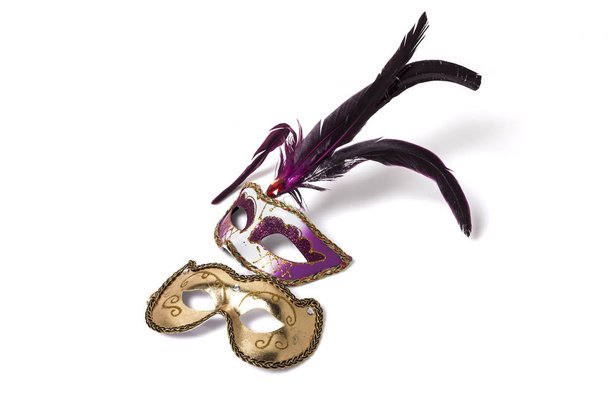 maschera veneziana viola con piuma e lucide maschere dorate isolate su sfondo bianco
. - Foto, immagini