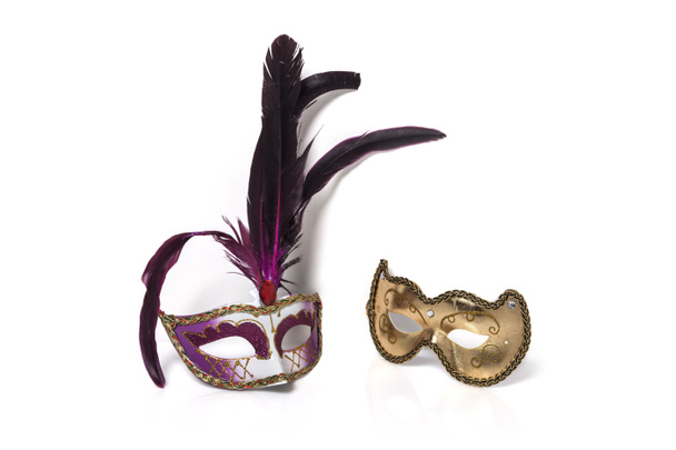 羽と白い背景で隔離光沢のある黄金のマスクを持つ紫ベネチアン マスク. - 写真・画像