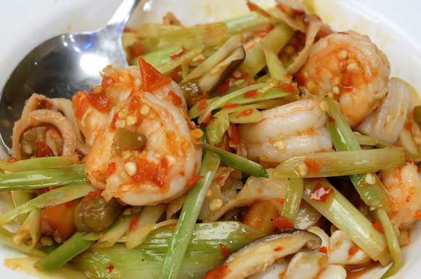 Movimiento de camarones fritos picantes calientes con verduras en la mesa dentro del restaurante chino
 - Foto, imagen