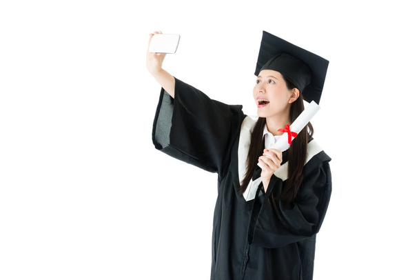 Uśmiechnięta dziewczyna student coraz dyplom certyfikat - Zdjęcie, obraz