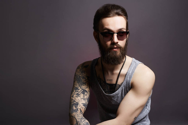 divatos csípő ember tetoválás és napszemüveg - Fotó, kép