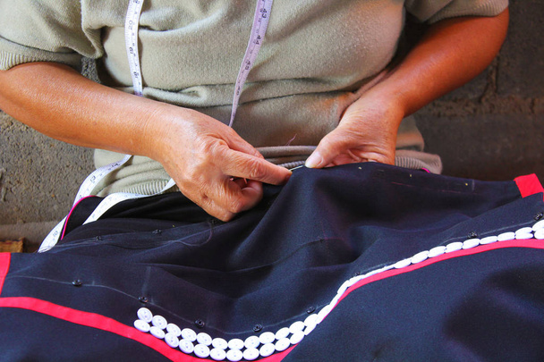 Οι γυναίκες είναι το ράψιμο, φυλετικές φόρεμα, φόρεμα Phuthai - Φωτογραφία, εικόνα