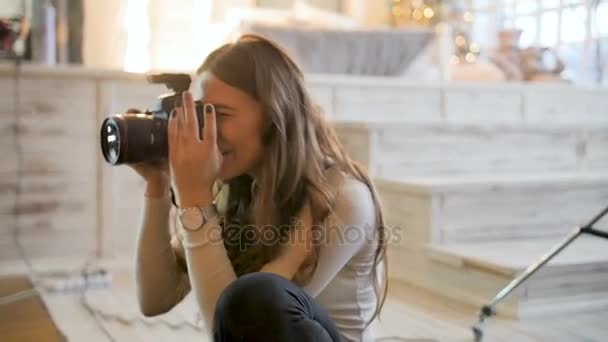 Νέοι όμορφη φωτογράφος με την επαγγελματική φωτογραφική μηχανή. Γυρίσματα, γελώντας και διασκεδάζοντας. Χαμόγελο - Πλάνα, βίντεο