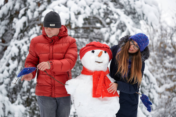 Diversão de inverno. uma menina e um homem fazendo bolas de neve
. - Foto, Imagem