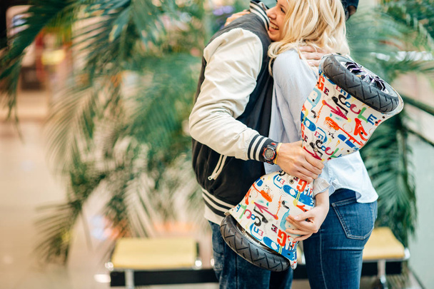 uomo abd donna abbraccio dopo fidanzato dare regalo hoverboard per la sua ragazza
 - Foto, immagini