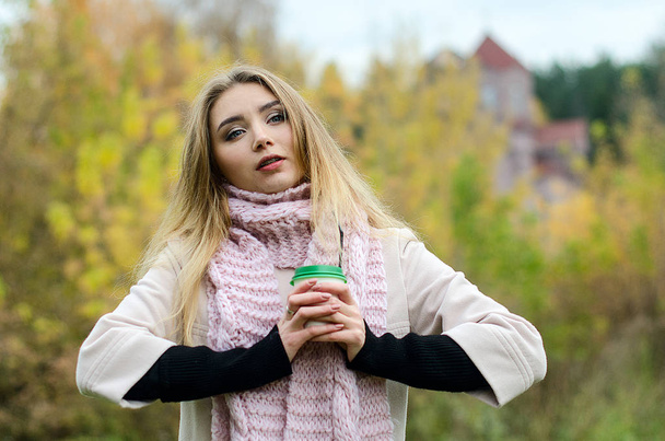girl with Cup of coffee - Foto, Bild