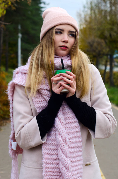 girl with Cup of coffee - Foto, Bild