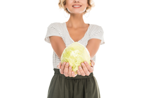 селективный фокус женщины, держащей в руках свежую капусту, изолированную на белом
 - Фото, изображение