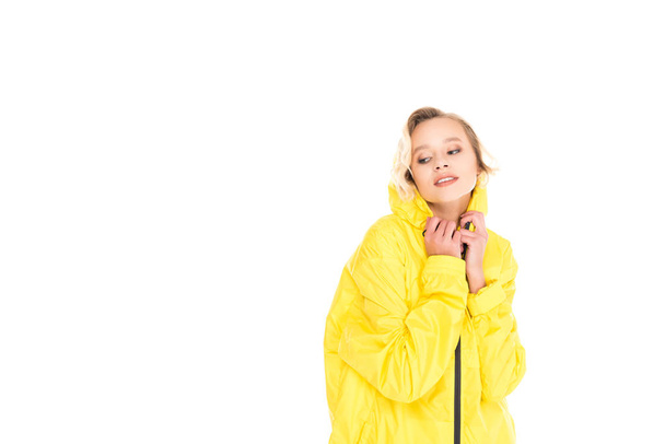 retrato de bela jovem mulher em capa de chuva amarela isolada em branco
 - Foto, Imagem