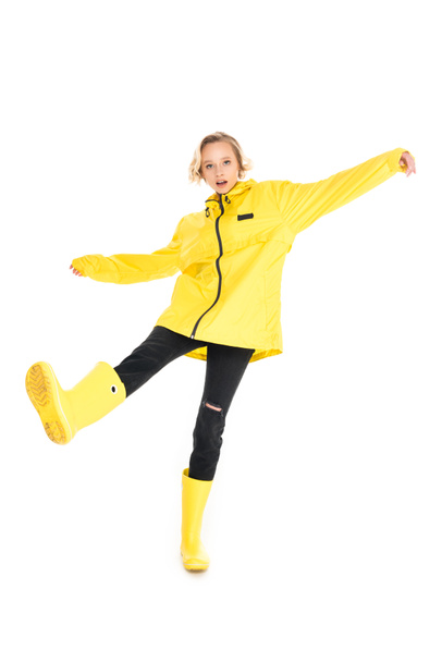 Nuori nainen tyylikäs keltainen sadetakki ja sateen saappaat eristetty valkoinen
 - Valokuva, kuva