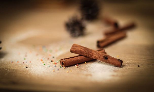 Christmas table. background image of cinnamon sticks on a woode - Фото, изображение