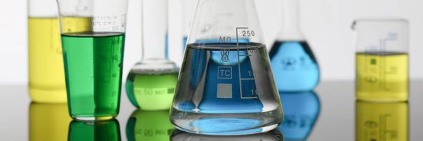 Лампа хімічної промисловості з блакитним кольором
 - Фото, зображення