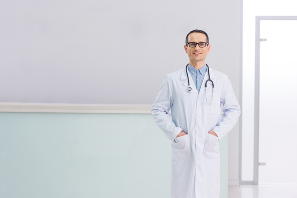 médecin masculin en manteau blanc avec stéthoscope à l'hôpital
 - Photo, image