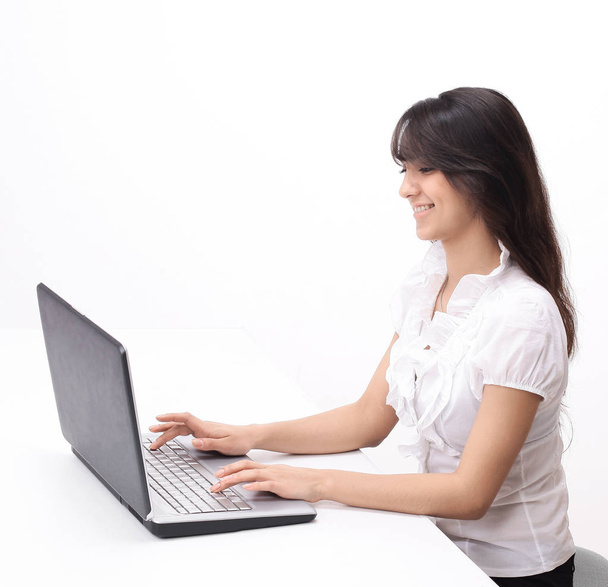 young woman typing text on laptop keyboard - Foto, afbeelding