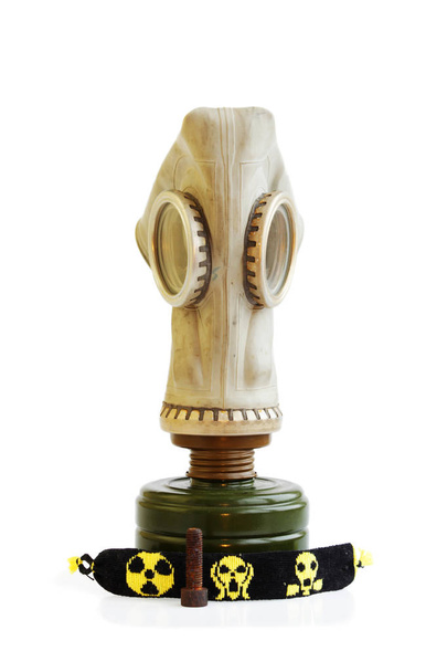 stalker kupalar: eski Rus gaz maskesi, paslı çivi ve beyaz zemin üzerine sarı-siyah baubles. İzole - Fotoğraf, Görsel