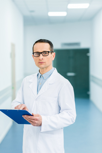 szemüvegek és a gazdaság diagnózis kórházban fehér kabát férfi orvos - Fotó, kép