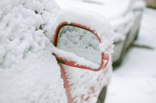 Specchio auto pieno di neve nella stagione invernale
 - Foto, immagini