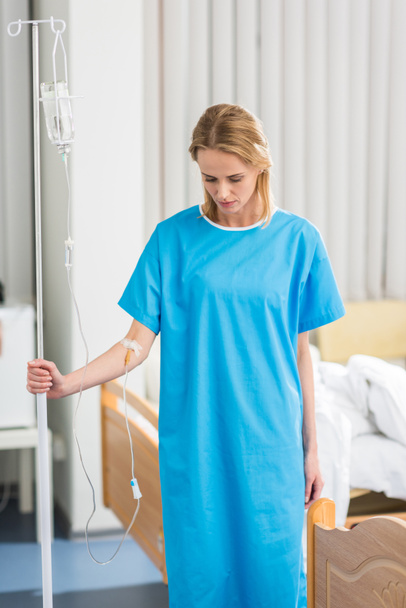 mujer enferma caminando con mostrador de gota
   - Foto, Imagen