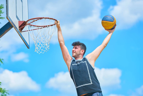 Homem jogando basquete fora
      - Foto, Imagem
