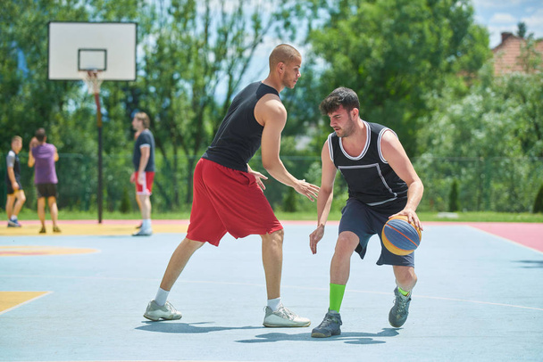 Ein paar Jungs spielen draußen Basketball      - Foto, Bild