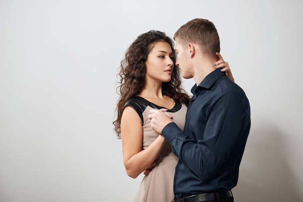 Портрет молодої пари позує на білому тлі
 - Фото, зображення
