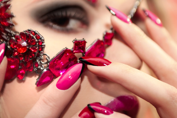 Menina bonita nova com vermelho rosa make-up e manicure close-up
. - Foto, Imagem