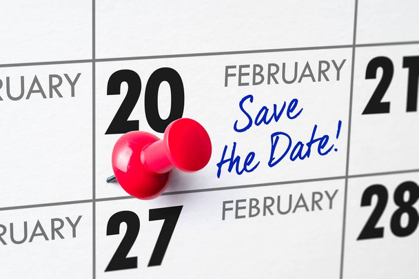 Настенный календарь с красной булавкой - 20 февраля
 - Фото, изображение
