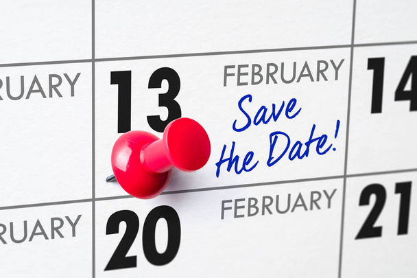 Настенный календарь с красной булавкой - 13 февраля
 - Фото, изображение