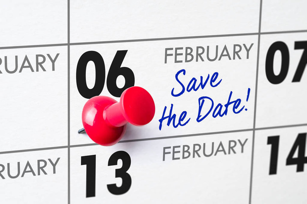 Calendario de pared con un alfiler rojo - 06 de febrero
 - Foto, Imagen