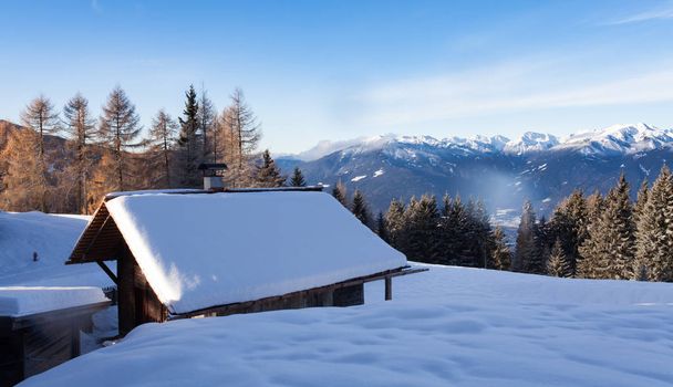 Νότιο Τιρόλο χιόνι βουνά τοπίο και ξύλο καμπίνα χειμώνα trav - Φωτογραφία, εικόνα