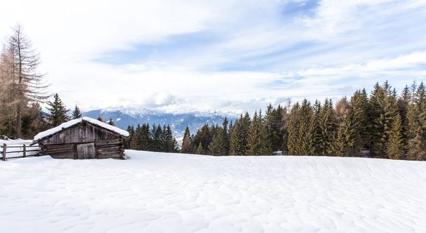 Zuid-tirol snow bergen landschap en hout cabine winter trav - Foto, afbeelding