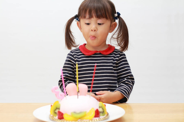 Menina japonesa e um bolo de aniversário (3 anos
) - Foto, Imagem