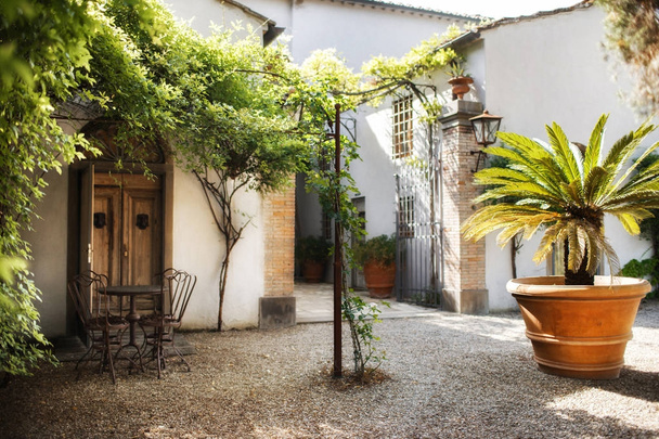 Romantic courtyard in the Italian villa. - Photo, Image