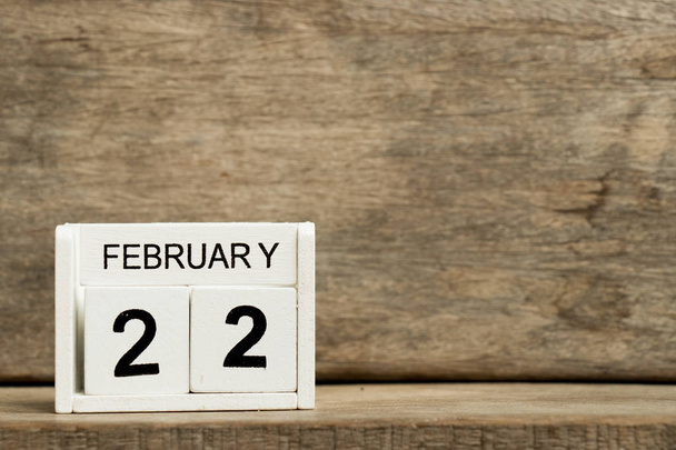 現在の日付 22 と月 2 月木材の背景に白いブロック カレンダー - 写真・画像