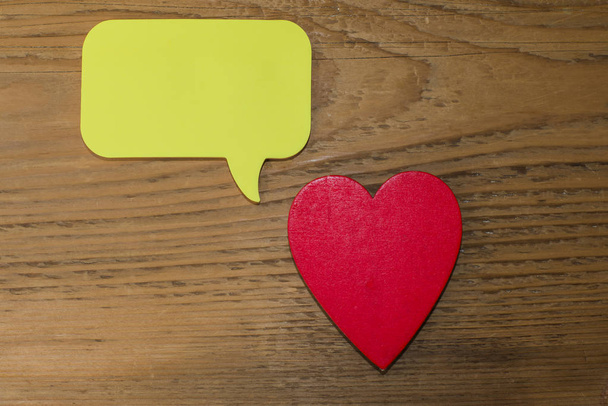 Empty red heart with speech bubble on  wooden background - 写真・画像