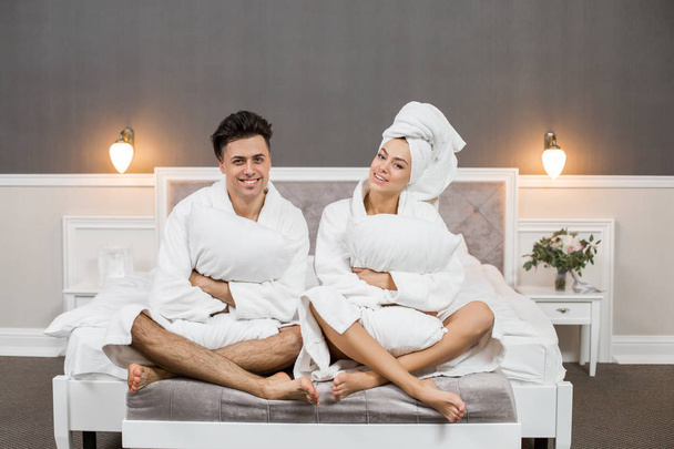 Mädchen und Mann im Hotel - Foto, Bild