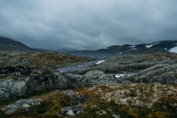 háttér-dombság, Norvégia, Hardangervidda Nemzeti Park sziklás terepen a tó látképe - Fotó, kép