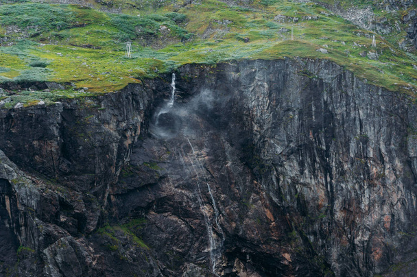 昼間は、ノルウェー、ハルダンゲル高原国立公園岩の草が茂った斜面 - 写真・画像