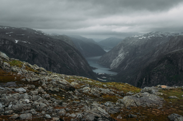 vista de declive com pedras e rochas e rio a pé no fundo, Noruega, Hardangervidda National Park
 - Foto, Imagem