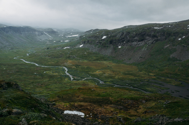 Nézd a zöld füves területen folyó patak körül sziklaszirtek, Norvégia, Hardangervidda Nemzeti Park - Fotó, kép