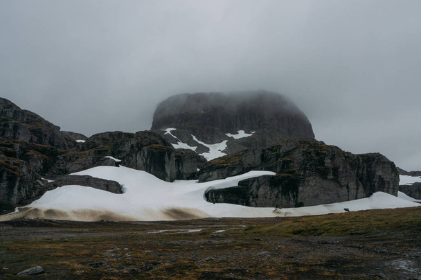 θέα από το σχηματισμό βράχου με χιόνι κατά τη διάρκεια ομιχλώδης καιρός, Νορβηγία, ιστορική περιοχή Bryggen εθνικό πάρκο - Φωτογραφία, εικόνα