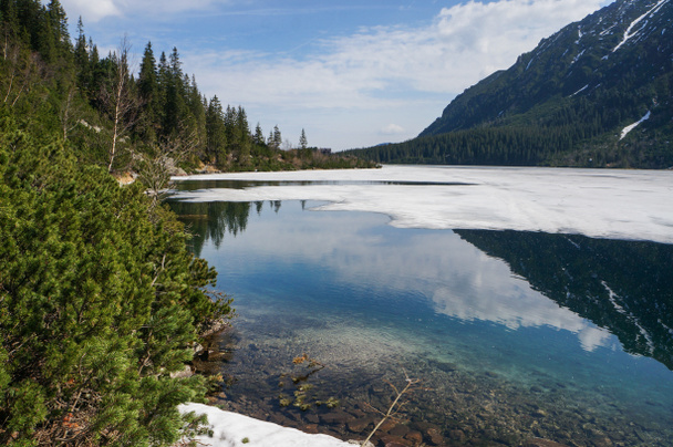 Pohled na horské jezero s ledem na povrchu a horských kopcích, Morskie Oko, mořské oko, Tatra National Park, Polsko - Fotografie, Obrázek