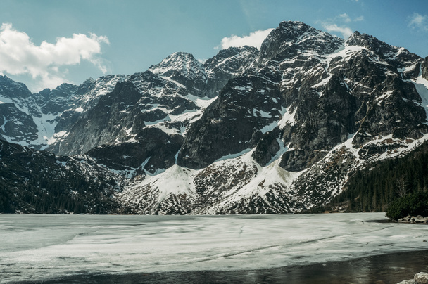 Jäädytetty talvijärvi luonnonkauniilla vuorilla, Morskie Oko, Sea Eye, Tatran kansallispuisto, Puola
 - Valokuva, kuva