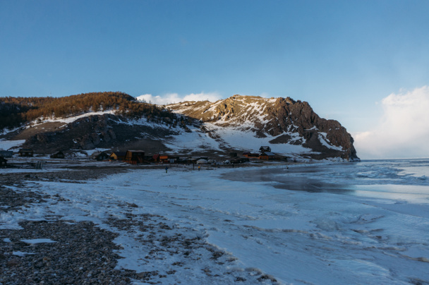 gefrorener Wintersee in malerischen Bergen, Russland, Baikalsee - Foto, Bild